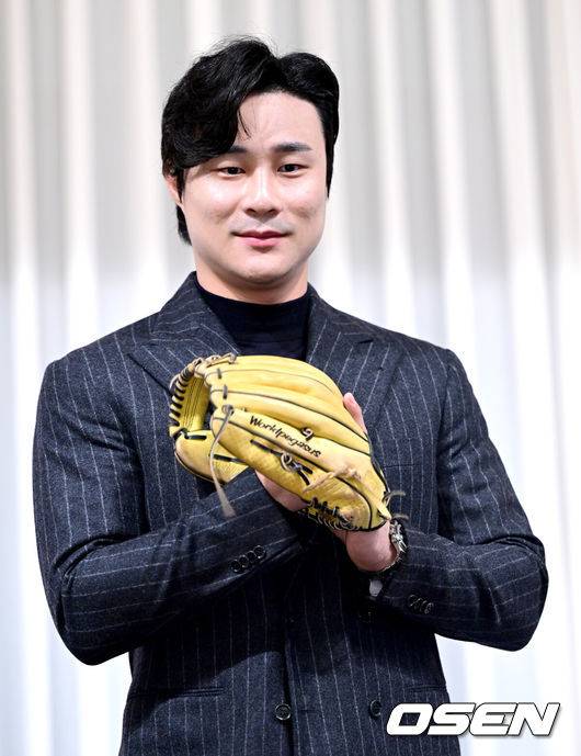 [OSEN=최규한 기자] 메이저리거 김하성(28·샌디에이고 파드리스)이 20일 서울 청담동 리베라 호텔에서 ‘메이저리그 골든글러브(유틸리티 부문) 수상’ 공식 기자회견을 가졌다.한국인 선수 최초로 메이저리그 골드글러브를 받은 김하성은 아시아 선수로 스즈키 이치로에 이어 두 번째 선수가 됐다. 이치로는 외야수로 2001~2010년 시애틀 매리너스 시절 10년 연속 골드글러브를 수상했다. 김하성은 아시아 내야수 첫 수상자로 역사에 이름을 남겼다.&nbsp;김하성이 포토타임을 하고 있다. / dreamer@osen.co.kr