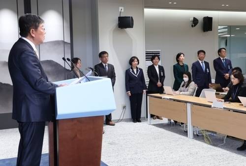 김대기 대통령실 비서실장, 새 장관 후보자들 발표 - 김대기 대통령실 비서실장(왼쪽)이 4일 서울 용산 대통령실 청사에서 기획재정부 최상목(왼쪽 세번째 부터), 국가보훈부 강정애, 농식품부 송미령, 중소벤처기업부 오영주, 국토교통부 박상우, 해양수산부 강도형 장관 후보자를 발표하고 있다.  연합뉴스