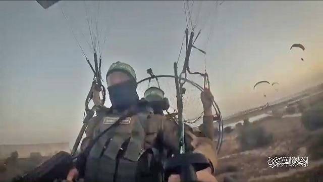 현지시간으로 지난 10월 7일, 팔레스타인 무장정파 하마스의 낙하산 부대가 이스라엘 국경철책을 넘고 있다. 하마스 제공