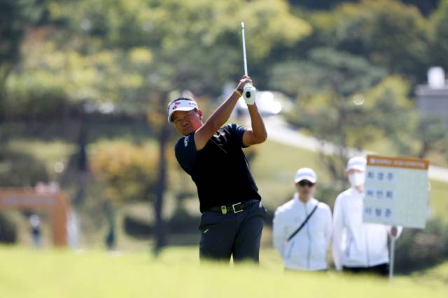 아이언 샷을 하고 있는 최경주. 사진 제공=민수용 골프전문 사진기자