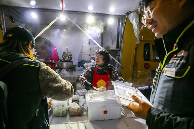 밥알단 최경옥씨(가운데)가 문화제 참석자들에게 배식하고 있다. ⓒ시사IN 신선영