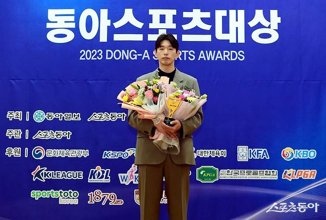 스포츠동아가 동아일보, 채널A와 공동으로 주최하고 국내 5대 프로스포츠(프로야구·프로축구·남녀프로농구·남녀프로배구·남녀프로골프) 종목별로 올 한해를 빛낸 최고의 선수를 선정하는 ‘2023 동아스포츠대상‘ 시상식이 5일 서울 성북구 고려대학교 백주년기념관에서 개최됐다. 남자프로배구 올해의 선수상을 수상한 한선수(대한항공)가 기념촬영을 하고 있다. 김민성 기자 marineboy@donga.com