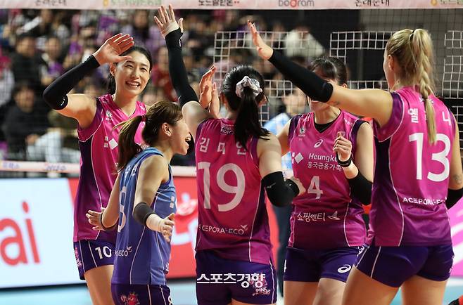 흥국생명 김연경과 선수들이 5일 인천 삼산월드체육관에서 열린 페퍼저축은행과의 경기에서 득점에 성공한 뒤 기뻐하고 있다. 2023.12.5. 정지윤 선임기자