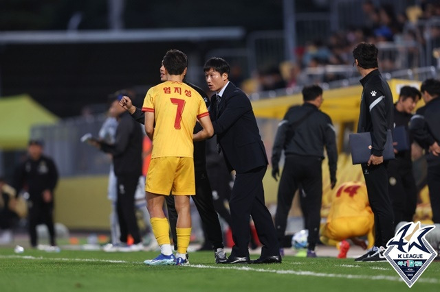 엄지성과 이정효 감독(오른쪽). /사진=한국프로축구연맹 제공