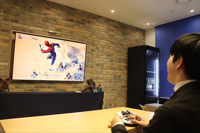 '마블 스파이더맨 2' 즐기는 방송인 신홍윤 씨 [소니 인터랙티브 엔터테인먼트 코리아(SIEK) 제공. 재판매 및 DB 금지]