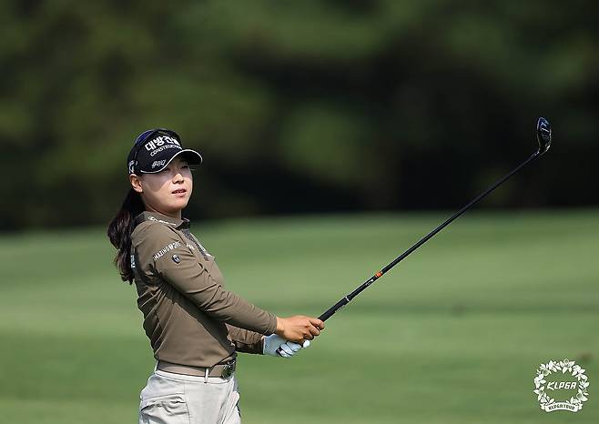 이소미 (서울=연합뉴스) 이소미가 핀크스GC에서 열린 'SK네트웍스 서울경제 레이디스 클래식' 1라운드 4번 홀에서 두 번째 샷을 하고 있다. 2023.10.26 [KLPGA 제공. 재판매 및 DB 금지] photo@yna.co.kr