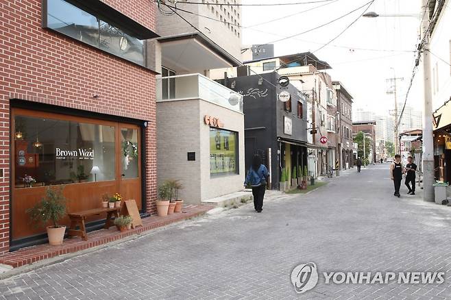 걷기 좋은 거리로 바뀐 전주시 객리단길 [연합뉴스 자료사진]