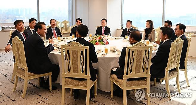 윤석열 대통령, 여당 지도부와 비공개 오찬 (서울=연합뉴스) 윤석열 대통령이 5일 국민의힘 지도부와 비공개 오찬 회동을 하고 있다.
    이날 회동에는 김기현 대표와 윤재옥 원내대표, 유의동 정책위의장, 이만희 사무총장 등 '당 4역'이 참석했다. 2023.12.5 [국민의힘 제공. 재판매 및 DB금지] photo@yna.co.kr