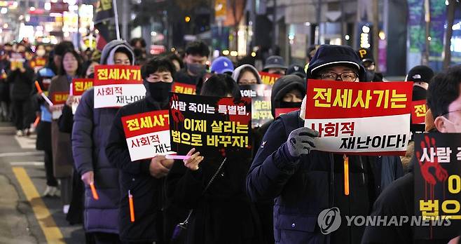 거리로 나선 대전 전세사기 피해자들 (대전=연합뉴스) 강수환 기자 = 5일 오후 대전전세사기피해대책위(대책위)와 지역 피해자들 220여명이 대전 서구 둔산동에서 정부의 과실 인정 요구와 배상을 촉구하며 정부 여당과 대전시를 규탄하는 거리 행진을 하고 있다. 피해자들은 갤러리아타임월드 앞에서 대전시청 잔디광장으로 이동해 집회를 진행했다. 2023.12.5 swan@yna.co.kr