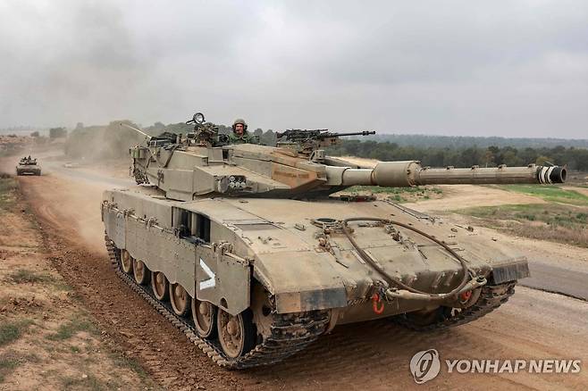 가자지구 인근에서 기동중인 이스라엘군 탱크 [AFP 연합뉴스 자료사진. 재판매 및 DB 금지]