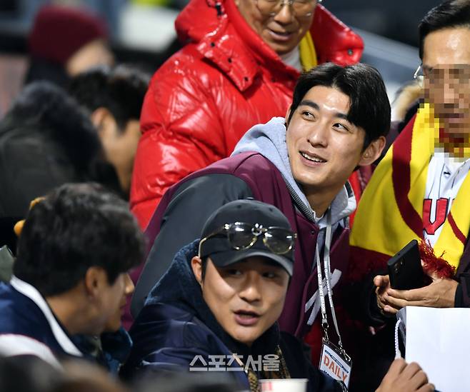 이정후가 13일 잠실구장에서 열린 2023 KBO리그 LG트윈스와 KT위즈의 한국시리즈 5차전을 찾아 선배 김하성과 관전하고 있다. 2023.11.13. 잠실 | 강영조기자 kanjo@sportsseoul.com