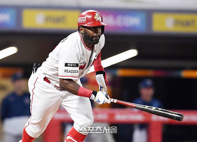 SSG 랜더스 에레디아가 4일 인천 SSG랜더스필드에서 열린 NC 다이노스와 경기 4회말 2사 2루 상황에서 NC 선발 최성영을 상대로 동점 1타점 2루타를 치고 있다. 2023. 10. 4.  문학 | 박진업기자 upandup@sportsseoul.com