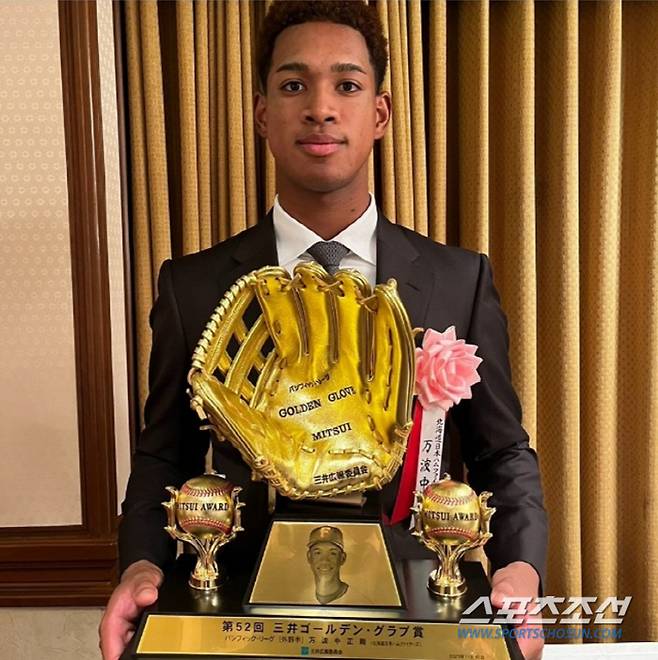 니혼햄 외야수 만나미는 올시즌 25홈런을 터트리며 리그를 대표하는 홈런타자로 우뚝섰다. 외야수 골든글러브를 수상한 만나미. 사진캡처=니혼햄 파이터스 SNS