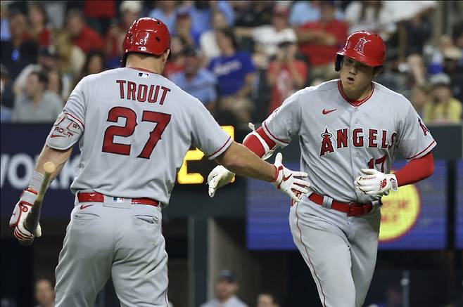 LA 에인절스가 마이크 트라웃을 트레이드하지 않기로 하면서 오타니 쇼헤이와 재결합할 지 관심이 쏟아지고 있다. AP연합뉴스