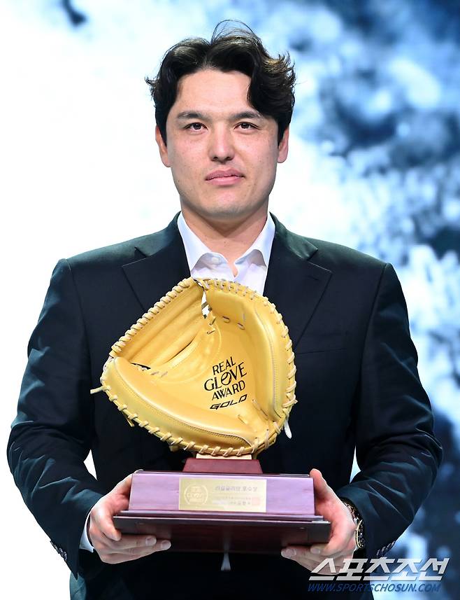 1일 그랜드 하얏트 호텔에서 열린 2023 리얼글러브 어워드, 리얼글러브상 포수 부문을 수상한 LG 박동원이 포즈를 취하고 있다. 허상욱 기자wook@sportschosun.com/2023.12.01/