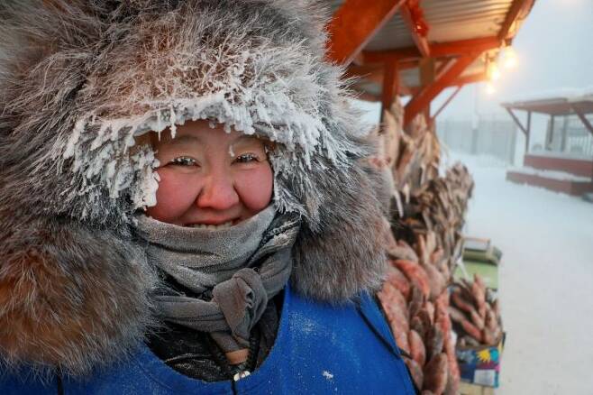 5일(현지시간) 러시아 야쿠츠크(Yakutsk) 노천시장에서 한 상인이 물건을 팔고 있다. 시베리아 북동부의 일부 지역은 기온이 영하 50도 아래로 떨어지기도 했다. [사진출처=로이터연합]
