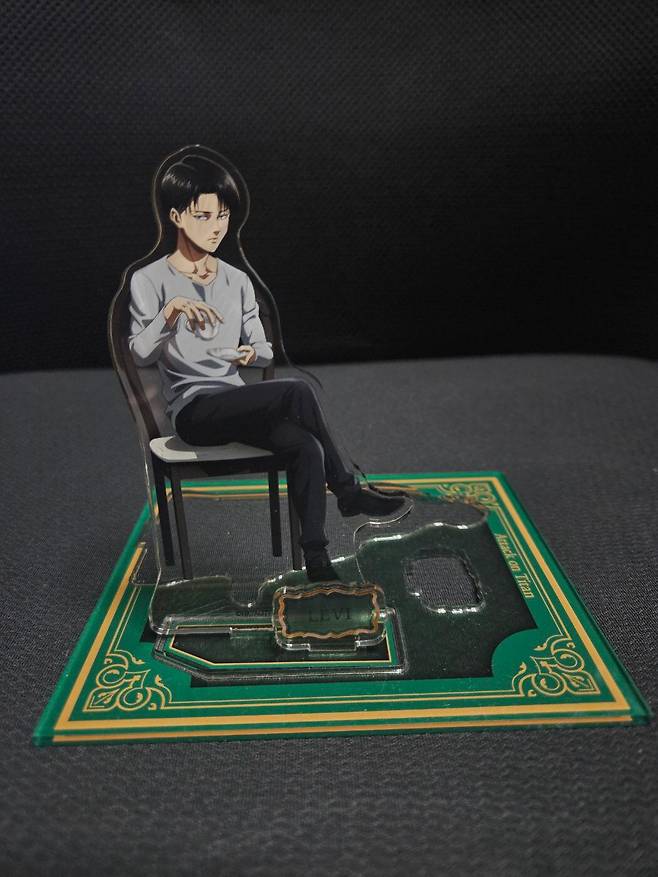 일본에서 최근 아쿠스타(アクスタ·아크릴 스탠드)가 유행 중이다. 아크릴 소재로 된 판에 게임·애니메이션 등 캐릭터를 인쇄한 것으로 분리·조립하면 조형물처럼 쓸 수 있다. 사진은 기자가 소장 중인 애니메이션 '진격의 거인' 속 캐릭터 리바이 병장 아쿠스타.