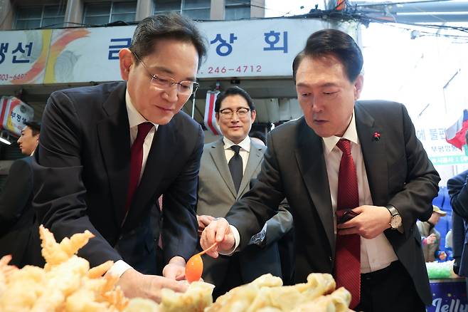 윤석열 대통령이 6일 부산 중구 깡통시장을 방문해 이재용 삼성전자 회장 등 기업인들과 분식을 시식하고 있다. /대통령실 제공
