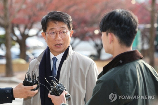 박상우 국토교통부 장관 후보자가 5일 정부과천청사에 마련된 인사청문회 준비 사무실로 첫 출근을 하는 모습. 사진 연합뉴스