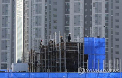 건설현장에서 안전모를 쓴 작업자들 모습. 사진 연합뉴스