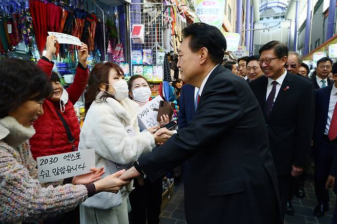 시민들이 6일 부산 중구 깡통시장을 방문한 윤석열 대통령을 응원하고 있다. 대통령실사진기자단