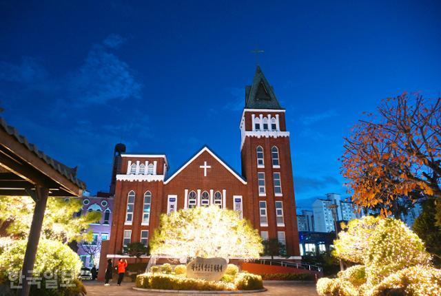 기독간호대학교 교정의 양림교회에 크리스마스 장식 불빛이 반짝거리고 있다.