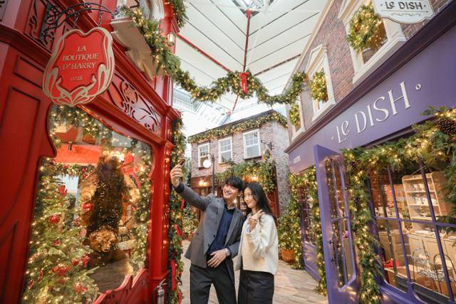 서울 영등포구 여의도 더현대 서울 5층에 크리스마스를 맞은 골목길을 구현한 H빌리지. 현대백화점 제공