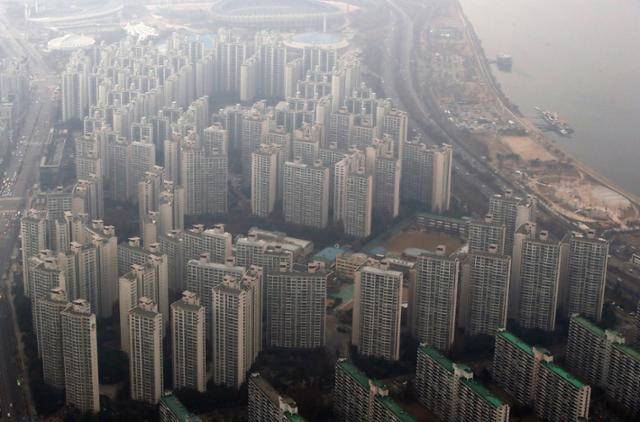 서울 송파구 롯데월드타워 서울스카이에서 바라본 아파트 단지. 뉴스1