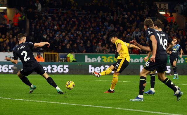 황희찬이 6일 영국 울버햄프턴의 몰리뉴 스타디움에서 열린 번리와의 2023~24시즌 잉글랜드 프리미리그(EPL) 15라운드 홈경기에서 전반 42분 결승골을 넣고 있다. 로이터 연합뉴스