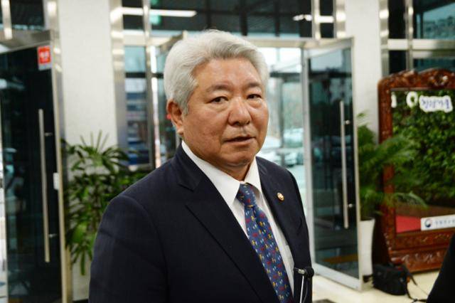 방송통신위원장 후보로 지명된 김홍일 국민권익위원장이 6일 오후 청렴리더십 특강을 위해 방문한 충북 청주시 서원구 국민권익위원회 청렴연수원에서 취재진 질문에 답하고 있다. 청주=뉴시스