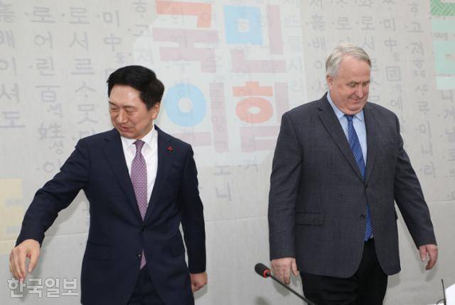 김기현(왼쪽) 국민의힘 대표와 인요한 혁신위원장이 6일 국회 당대표실에서 만나 악수를 나눈 후 고개를 돌려 자리에 앉고 있다. 고영권 기자
