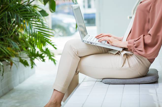 앉아있는 시간이 긴 여성일수록 자궁근종 발병 위험이 커진다는 연구 결과가 나왔다./사진=클립아트코리아