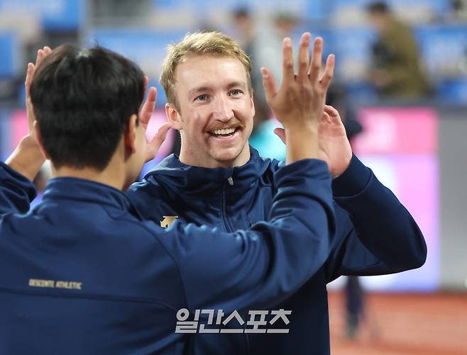 2023 KBO 프로야구 포스트시즌 KT 위즈와 NC 다이노스의 플레이오프 1차전 경기가 10월 30일 수원KT위즈파크에서 열렸다. 1차전 9-5 승리를 이끌며 데일리 MVP에 선정된 NC 선발 페디가 상패와 함께 받은 인형을 관중석에 던져준 후 환하게 웃고 있다. 수원=김민규 기자