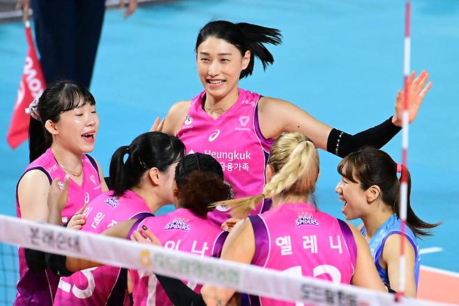 흥국생명이 후위 공격자 김연경을 100% 활용할 수 있을지 관심이 모이고 있다. 사진=KOVO