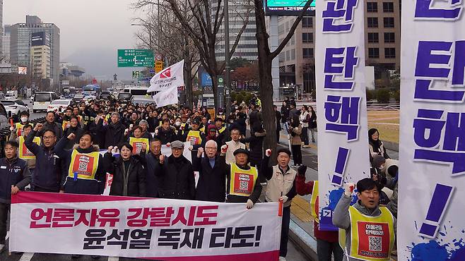 지난 27일, 이동관 방통위원장 탄핵 촉구 행진 모습 [전국언론노동조합 제공]