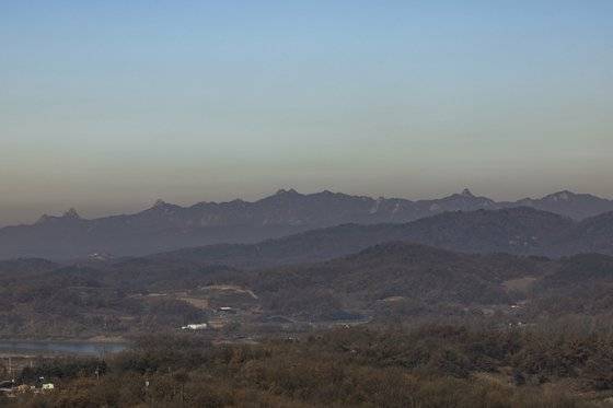 지난달 21일 고(故) 전두환 전 대통령의 유해 안장이 추진 중인 경기도 파주시 문산읍 장산리에서 민간인통제선 지역과 북한 개성 송악산 능선이 보이고 있다.    전 전 대통령은 생전 회고록에서 '북녘땅이 내려다보이는 전방 고지에 백골로라도 남아 통일의 날을 맞고 싶다'고 밝힌 바 있다. 현재 유해는 2년째 서울 연희동 자택에 임시 안치 중이다. 연합뉴스
