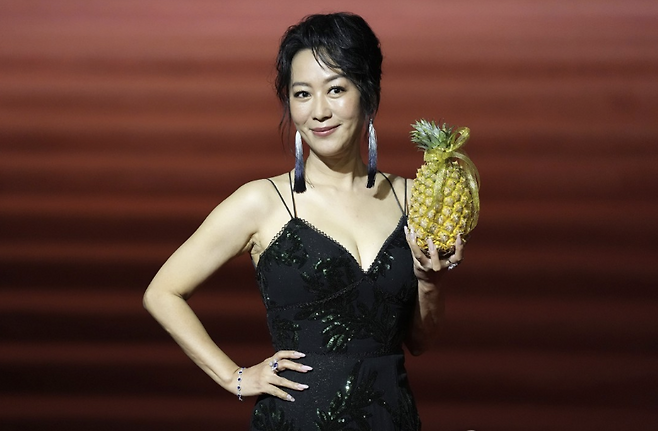 지난달 25일 타이완 타이베이에서 열린 금마장 시상식에 참석한 중국 여배우 후링(사진: 연합뉴스)