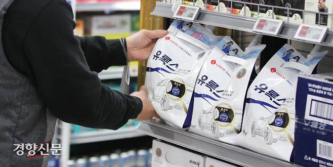 마트에 재고 두둑 중국의 요소 수출 통제로 국내 차량용 요소수 공급 불안이 커지고 있다. 6일 서울 송파구 롯데마트 월드타워점에서 한 직원이 요소수를 진열하고 있다. 성동훈 기자