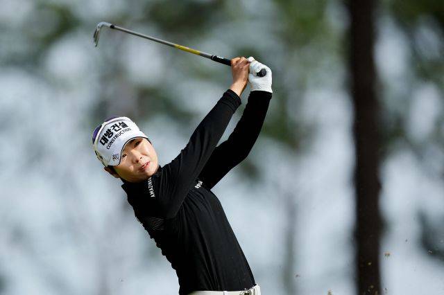 6일 미국 앨라배마주 모빌의 매그놀리아 그로브 골프코스에서 열린 LPGA투어 Q 시리즈 5라운드에서 단독 선두에 오른 이소미가 2번 홀에서 티샷을 날리고 있다. AFP연합뉴스
