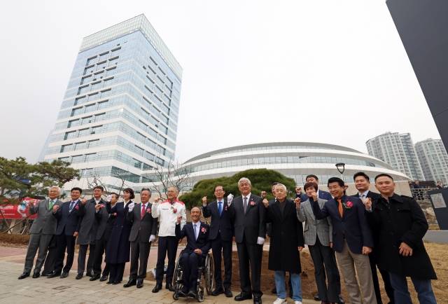 체육계 주요 인사들이 6일 서울 송파구 올림픽회관에서 열린 재개관 행사에서 기념식수를 마치고 기념촬영을 하고 있다. 문화체육관광부 제공