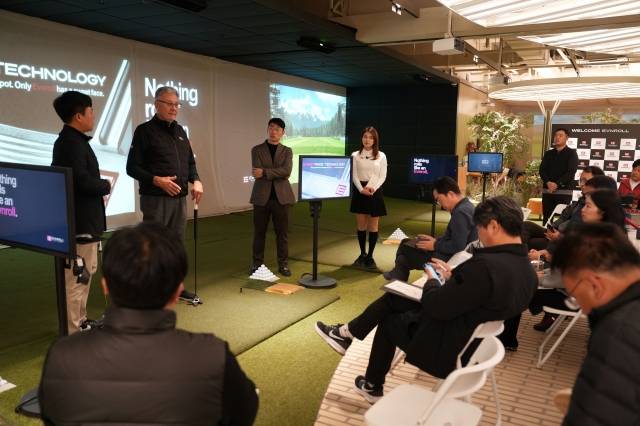 지난 5일 경기도 판교 백야드에서 열린 설명회에서 이븐롤 퍼터 디자이너인 게린 라이프가 참석자들에게 제품에 대한 설명을 하고 있다. 이븐롤