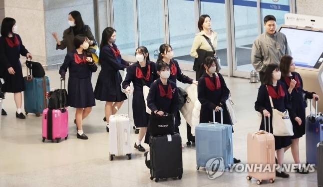 지난 3월 인천공항통해 입국하는 일본 고등학생들. [연합뉴스]