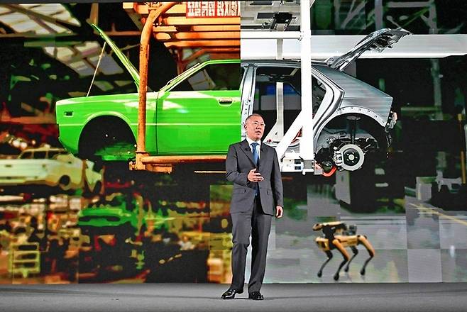 현대차그룹 과거와 미래를 설명하는 정의선 회장 [사진출처=현대차그룹]