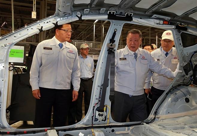 기아 미국 조지아공장을 점검하는 정몽구 명예회장. 자료 사진 [사진출처=매경DB]