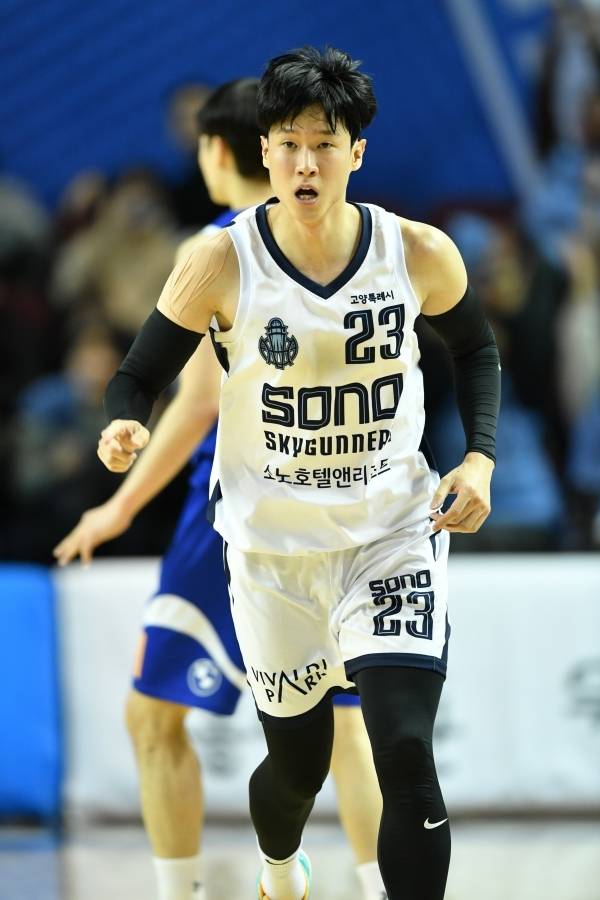 허리 통증을 안고 있으면서도 출전을 강행하고 있는 전성현. 그가 가진 책임감은 너무도 무겁다. 사진=KBL 제공