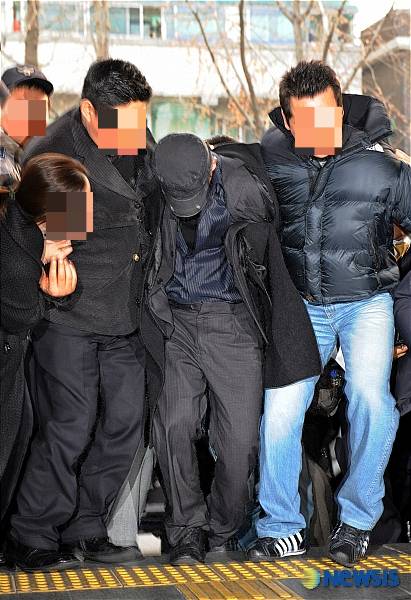 2007년 12월 12일 오후 서울 종로인근에서 검거된 강화 총기탈취사건 용의자가 용산경찰서로 이송되고 있다./사진=뉴시스