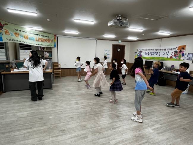 다문화가정 아동들이 울산동구가족센터가 지난 6월 10일 마련한 능력·진로 탐색 프로그램에서 K-팝 댄스를 배우고 있다. 초록우산 제공