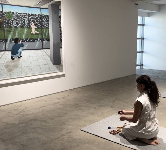 지난달 30일 전시 오프닝에서 블록을 쌓아 올리는 퍼포먼스를 펼치는 마뉴엘 솔라노의 모습.  유승목 기자