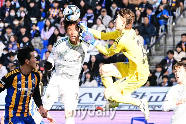 헤더를 시도하는 홍정호와 조현우의 손이 1차 충돌하고 있다.