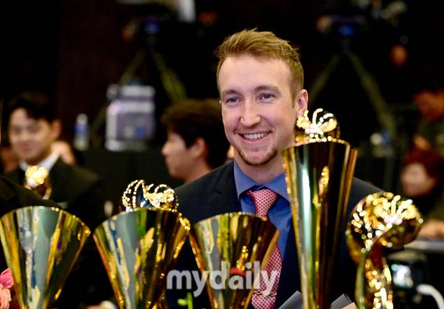 2023년 11월 27일 서울 중구 소공동 웨스틴조선호텔에서 '2023 신한은행 SOL KBO 시상식'이 열렸다. NC 페디가 트로피를 보고 기뻐하고 있다./마이데일리